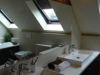 Ajtonyi Rita lakberendező belsőépítész referencia fotói | Merano és fekete - Modern tetőtéri fürdő